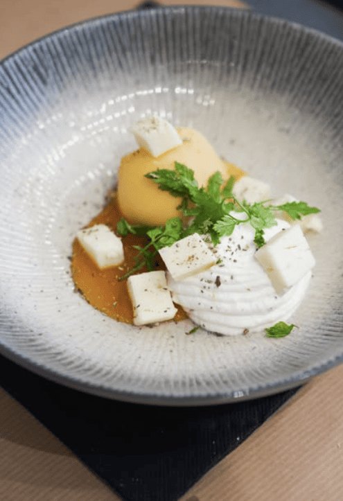 Un dessert du restaurant, meringue et crème